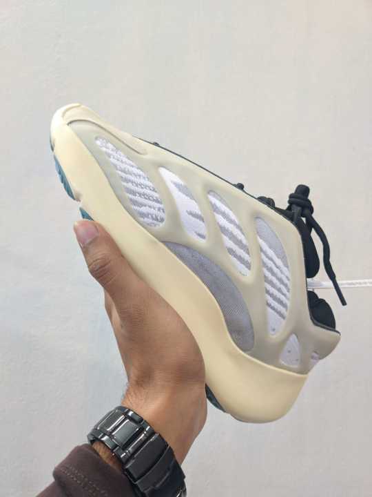 Adidus%20Yeezy%20Boost%20700%20V3%201:1%20Gread%20Product%20Shoe/%20Sneakers%20-%20Image%203