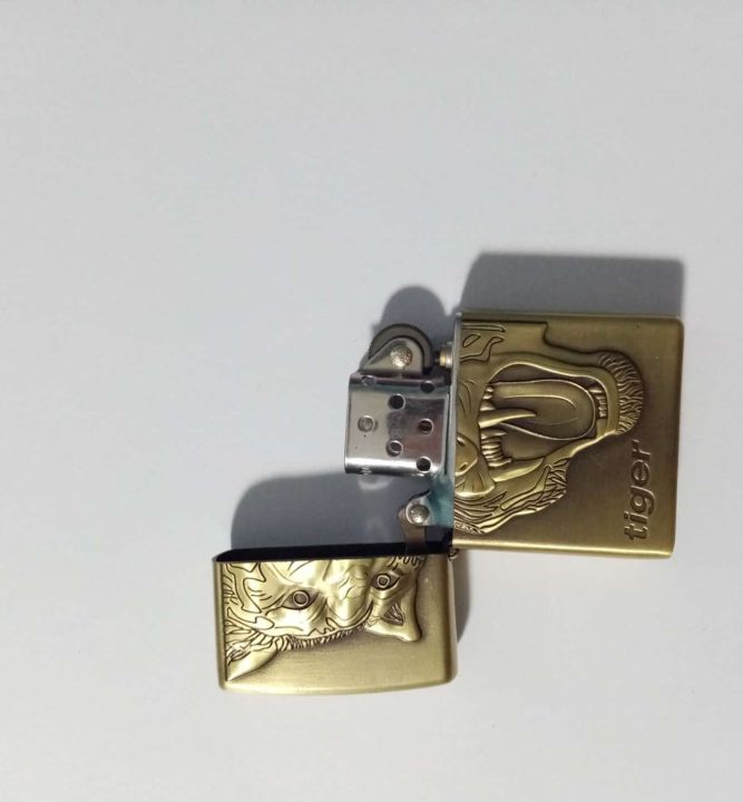 Metal%20Lighter%20-%20Golden%20-%20Image%205