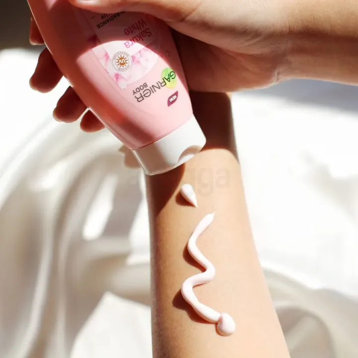 Garnier%20Skin%20Natural%20New%20Sakura%20Glow%20Hyaluron%20Body%20Serum%20Lotion%20-%20400ml%20-%20Image%202