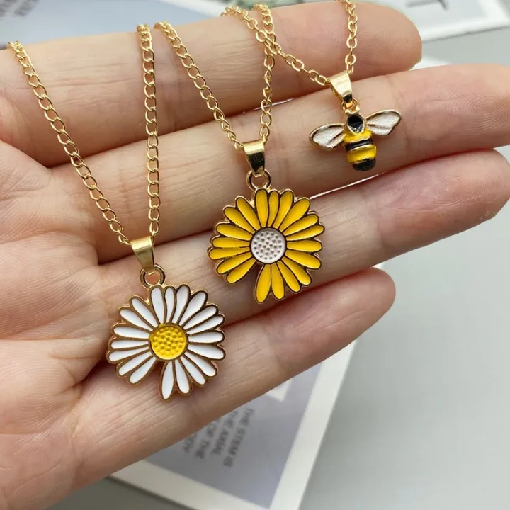 Cute%20Trendy%20Daisy%20Necklace%20Sun%20Flower%20Necklaces%20for%20Girls%20Simple%20Stylish%20-%20Flower%20Jewelry%20Dainty%20Chain%20Necklace%20for%20Women%20New%20Collection%20-%20Pendant%20Necklace%20for%20Girls%20Stylish%20-%20Image%203