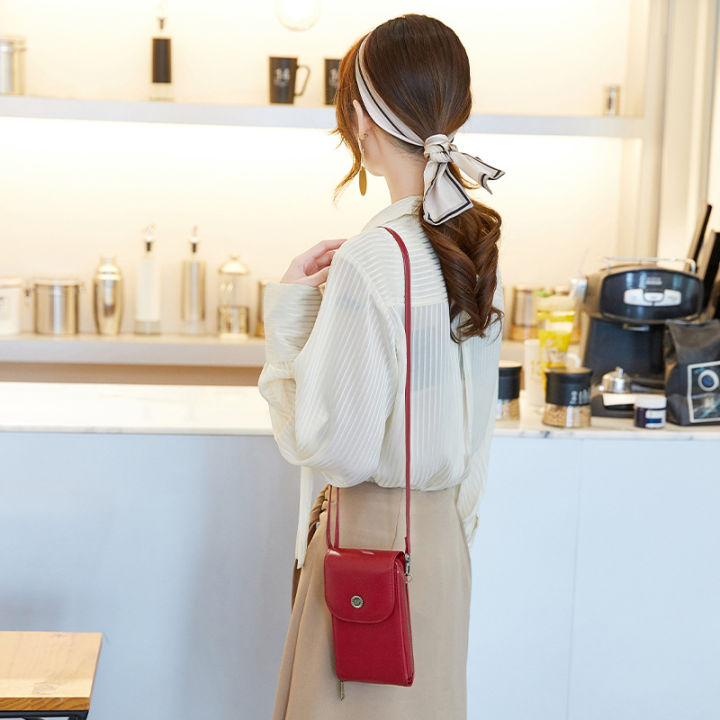 Panyin%20Leather%20Goods%202024%20Spring%20Summer%20New%20RFID%20Small,%20Lightweight%20and%20Simple%20Oil%20Wax%20Mobile%20Phone%20Bag%20Versatile%20Women's%20Shoulder%20Bag%20-%20Image%204