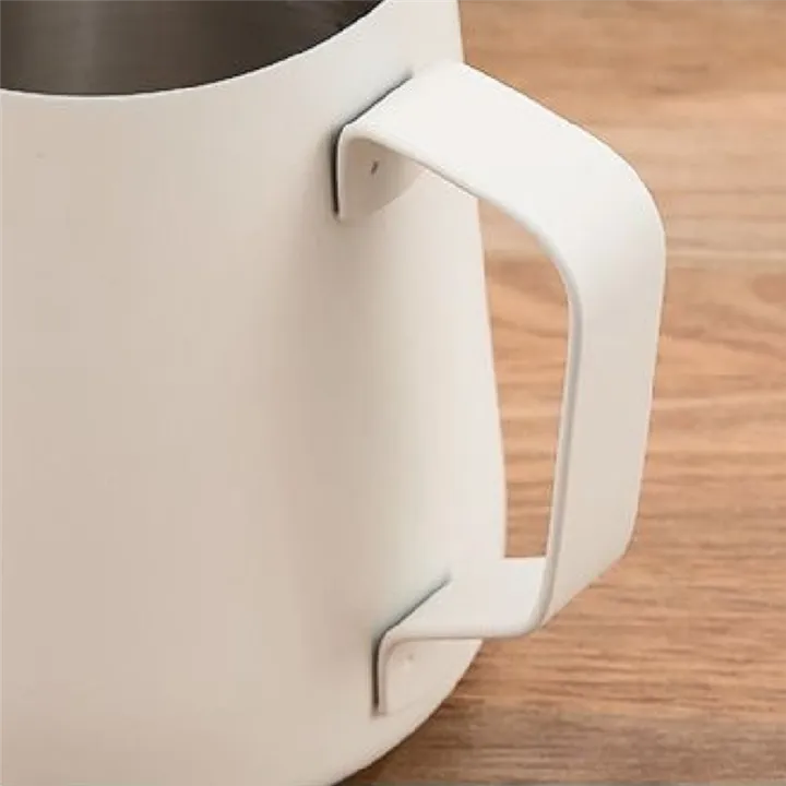 Milk%20Frothing%20Jug%20Round%20Spout%20Latte%20Art%20Jug%20Milk%20Pitcher%20Frother%20Professional%20Barista%20Milk%20Steaming%20Jug%20-%20Image%208