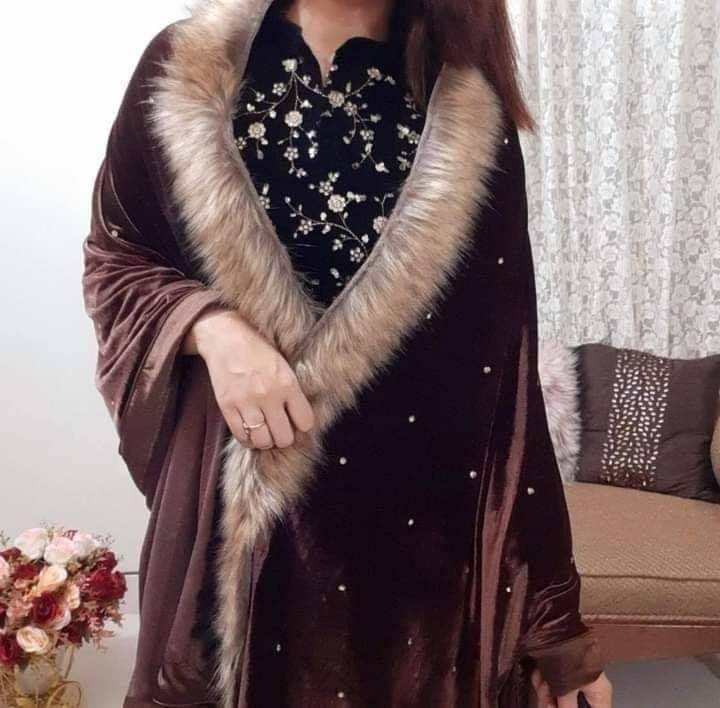 Indian%20High%20Quality%20Velvet%20Shawl%20For%20Women%20-%20Image%209