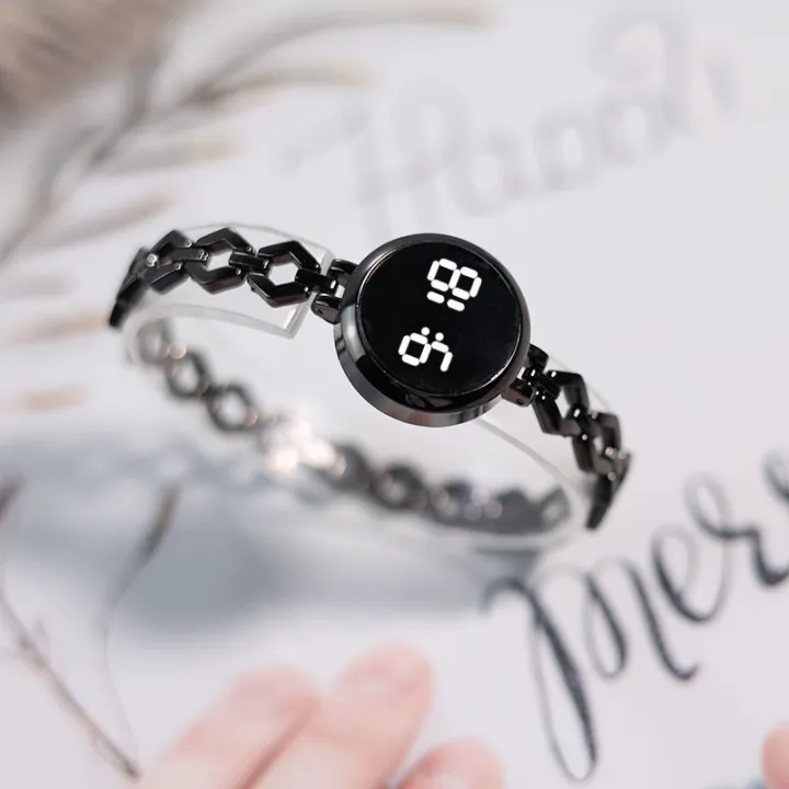 Fashionable%20and%20Functional%20Women's%20Watch%20with%20Chain-link%20and%20LED%20Display%20%E2%80%93%20An%20Elegant%20Addition%20to%20Your%20Wardrobe%20-%20Image%207