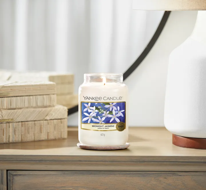 Yankee%20Candle%20Classic%20Large%20Jar%20Midnight%20Jasmine%20(Floral)%20623G%20-%20Image%204