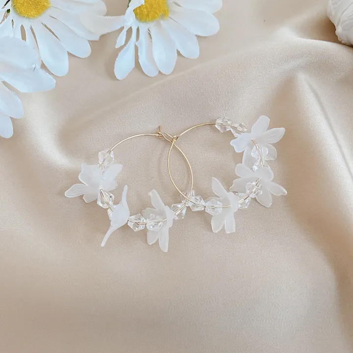 1%20pair%20beautiful%20transparent%20most%20demanding%20earrings%20for%20women%20-%20Image%203
