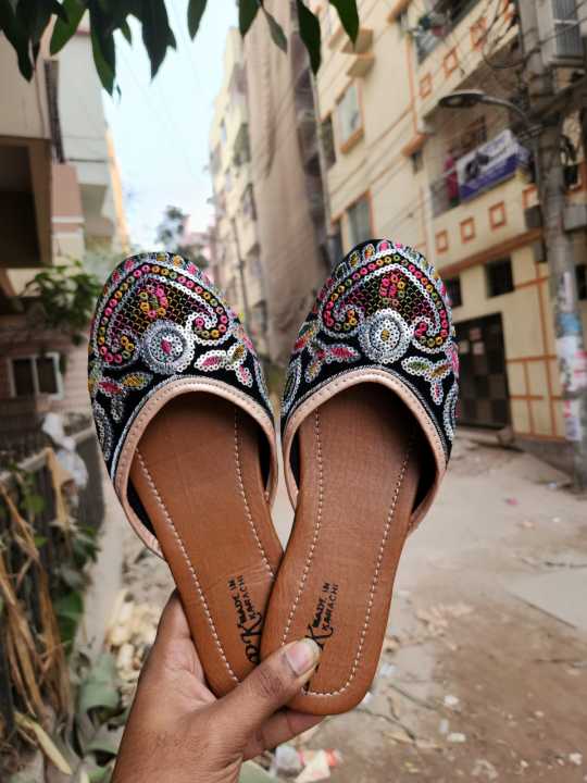 Girls%20exclusive%20Eid%20collection%20nagra%20shoes%20-%20Image%203
