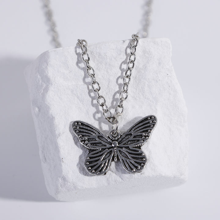 Vintage%20Hollow%20Butterfly%20Pendant%20Necklace%20for%20Women%20Design%20Trendy%20Neck%20Jewellery%20-%20Image%208
