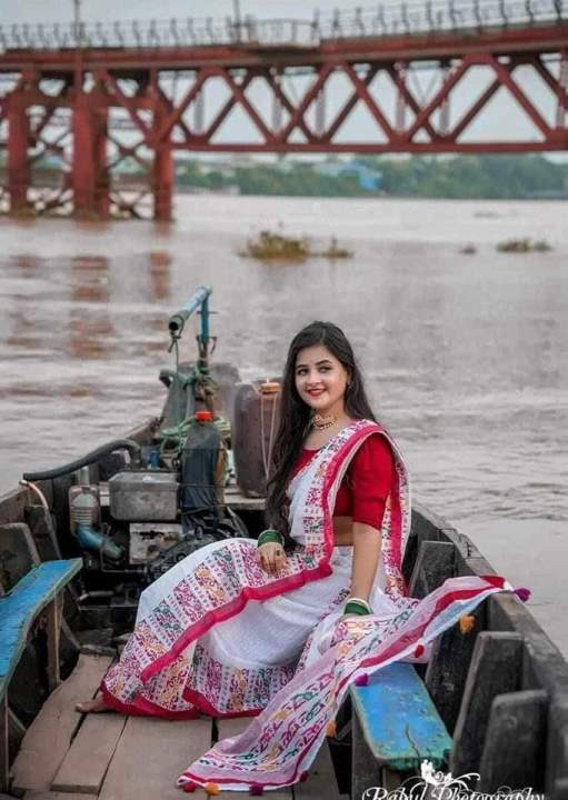 Half%20Silk%20Tangail%20Saree%20-%20White%20color%20saree%20with%20Red%20Par%20-%20Perfect%20For%20All%20Seasons%20and%20Occasions%20-%20Image%204