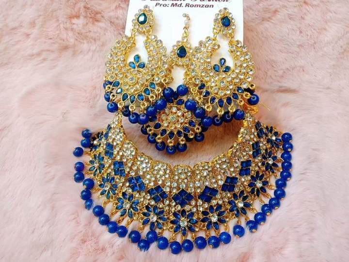 Indian%20Gold-Plated%20Wedding%20Necklace%20Set%20Thai%20Stone%20Choker%20with%20Earrings%20and%20Tikli%20-%20Image%203