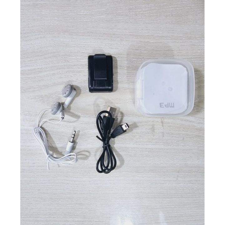 AR04%20MP3%20Music%20Player%20with%20Clip,%20Black,%2032GB%20TF%20Card%20Support,%202-3%20Hours%20Playback,%20Li-ion%20350mAh%20Battery%20-%20Image%202
