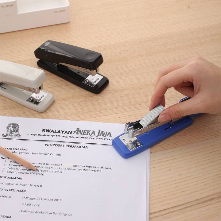 Deli%20E0300%20Half%20Strip%20Stapler%20-%20Image%205