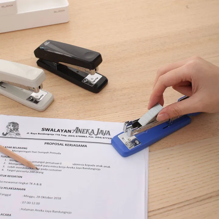 Deli%20E0300%20Half%20Strip%20Stapler%20-%20Image%205