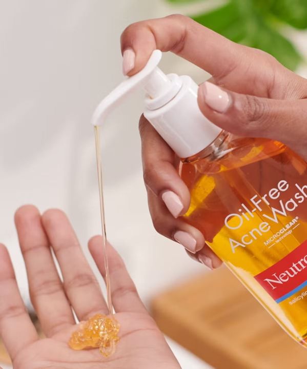 Neutrogena%20Oil-Free%20Acne%20Wash%20177ml%20-%20Image%203