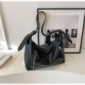 Retro fashion versatile large capacity bag women's new double pocket winter commuter tote bag niche shoulder bag.