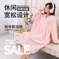 Winter long home coral velvet bathrobes, ladies can wear absorbent bath towels and thickened household hooded long-sleeved bath dresses. 