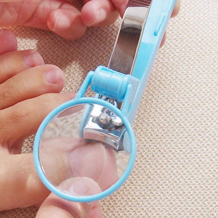 Nail%20Cutter%20with%20Magnifying%20Glass%20-%20Image%202