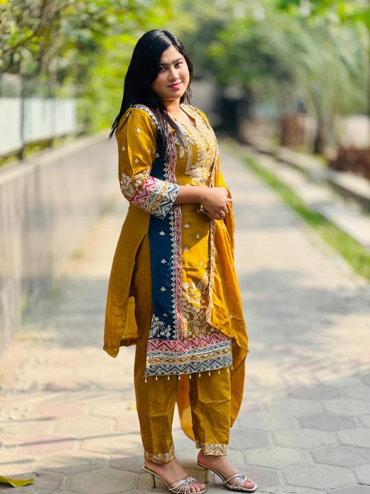 Georgette%20Embroidery%20Four%20Piece%20Women's%20Clothing%20Set%20-%20Image%203