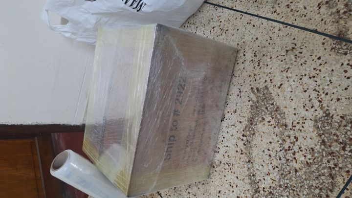 Plastic%20Stretch%20Wrap%20Roll%20-%20Experience%20Effortless%20Packing%201%20Kg%20Roll%20-%20Perfect%20For%20Luggage%20-%20Box%20Wrapping%20-%20Image%205