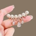 High-grade temperament Pearl tassel brooch crystal stone brooch for girls and women.