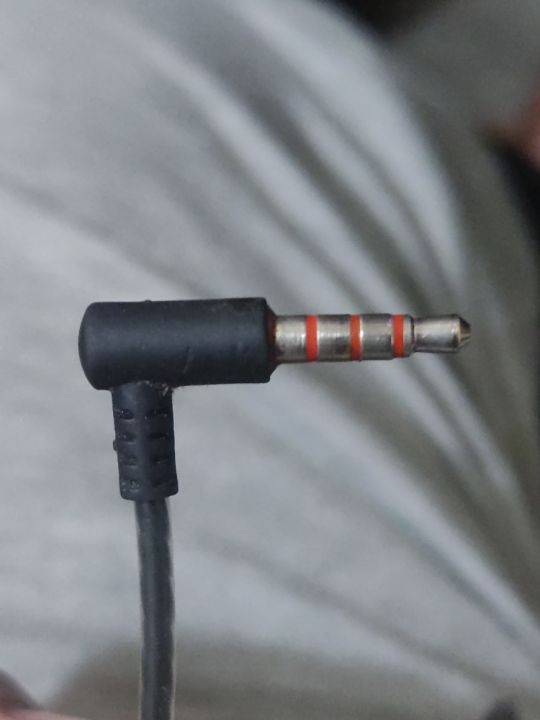 geeoo%20X10%20plus-Powerful%20Sound%20and%20Strong%20Bass%20Wired%20Earphone-Headphones%20with%20Plastic%20Catching%20-%20Image%204