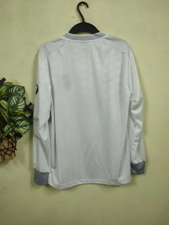 Real%20Madrid%20Home%20Jersey%20full%20sleeves%20Premium%20-%2025/26%20Season%20jersey%20for%20men%20-%20Image%204