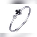 Alloy material Four-leaf clover bracelet.