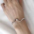 S925 silver-plated bracelet for women, simple Moebius twisted bracelet, glossy wave bracelet, open bracelet, hand jewelry.
