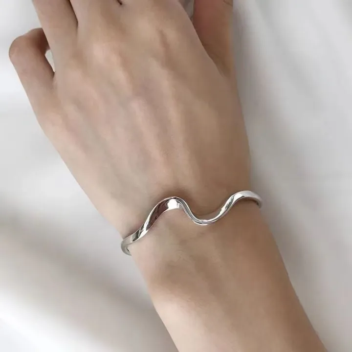 S925%20silver-plated%20bracelet%20for%20women,%20simple%20Moebius%20twisted%20bracelet,%20glossy%20wave%20bracelet,%20open%20bracelet,%20hand%20jewelry%20-%20Image%204
