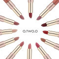 O.TWO. o Double-ended matte lip gloss lipstick is not easy to fade and bites the lip with a two-in-one velvet.