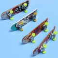 【Happy baby toy store】Kids Children Mini Finger Skateboard Boy Kids Gift. 