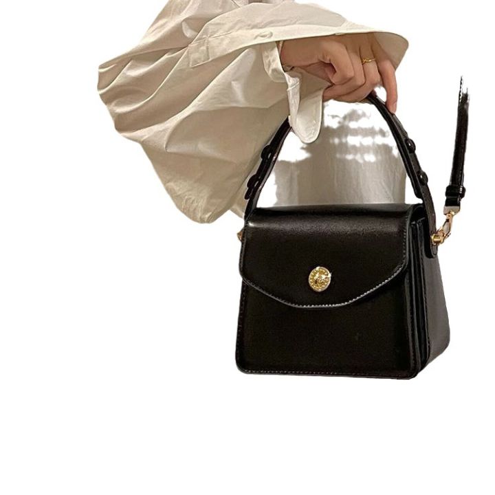Red%20Fashion%20Retro%20Sense%20Handbag%20Small%20Square%20Bag%202023%20New%20Niche%20Premium%20Bag%20Female%20Bride%20One%20Shoulder%20Crossbody%20Bag%20-%20Image%205