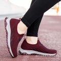 Spring old Beijing cloth shoes for the middle-aged and elderly breathable mesh mom shoes with a foot on the comfortable soft-soled granny shoes casual.