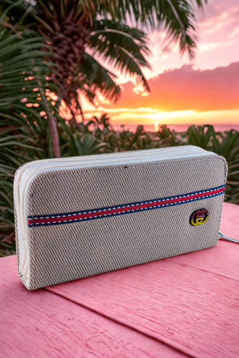 The%20Only%20Wallet%20You%20Need%20for%20a%20Pop%20of%20Color%20-%20Image%204