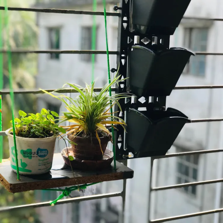 2%20set%20of%20Vertical%20Plastic%20Flower%20planter%20Tub%20with%20wall%20mounted%20stand%20and%206%20pockets%20Pots,%20Wall%20Hanging%20planting%20Pots%20-%20Image%204