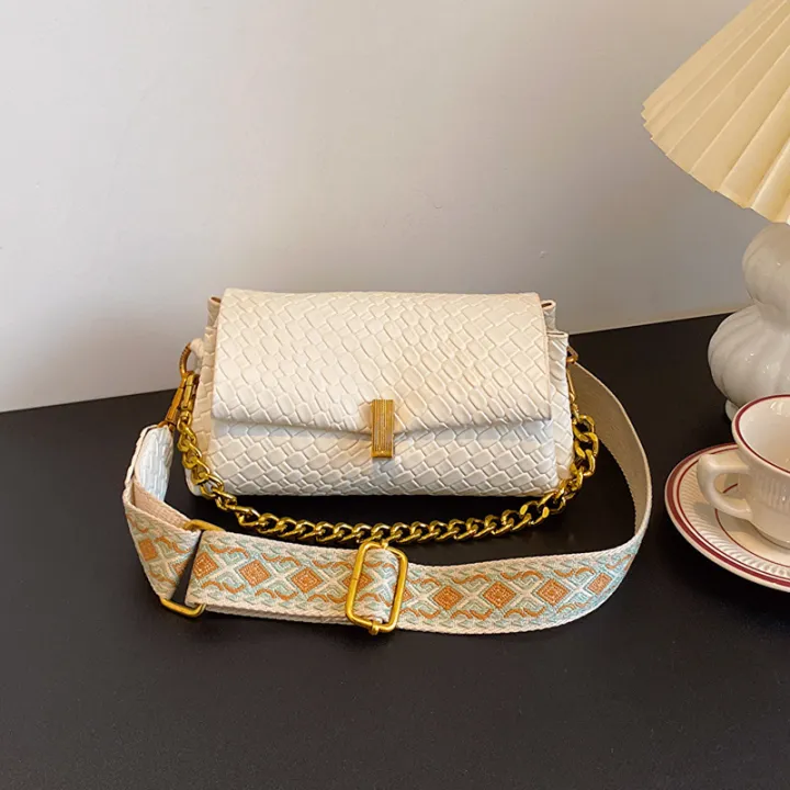 Elegant%20and%20elegant,%20solid%20color%20three-dimensional%20woven%20chain,%20wide%20shoulder%20strap,%20flap,%20one-shoulder%20women's%20bag,%20stylish%20and%20versatile%20commute%20-%20Image%202