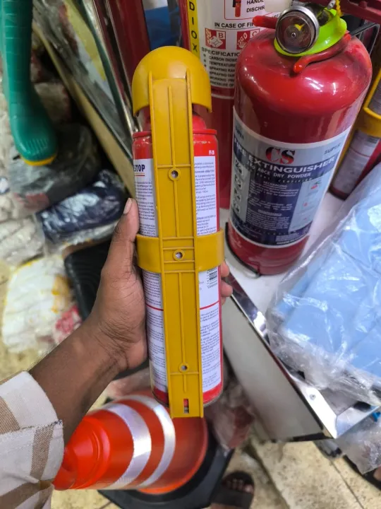 Fire%20Stop%20Spray%20-%20500ml/1000ml%20Portable%20Fire%20Extinguisher%20for%20Home,%20Car%20&%20Office%20-%20Image%204
