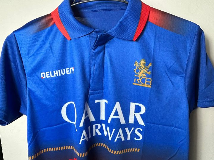 Buy%201%20Get%201%20Free%20IPL%20Royal%20Challengers%20Bangalore%20Jersey%202024%20Short%20Sleeve%20With%20Collar%20-%20Image%202