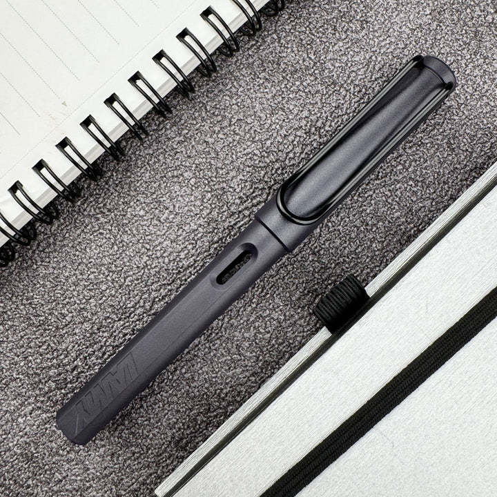 Lamy%20Safari%20Fountain%20Pen%20-%20Charcoal%20Black%20-%20Image%203