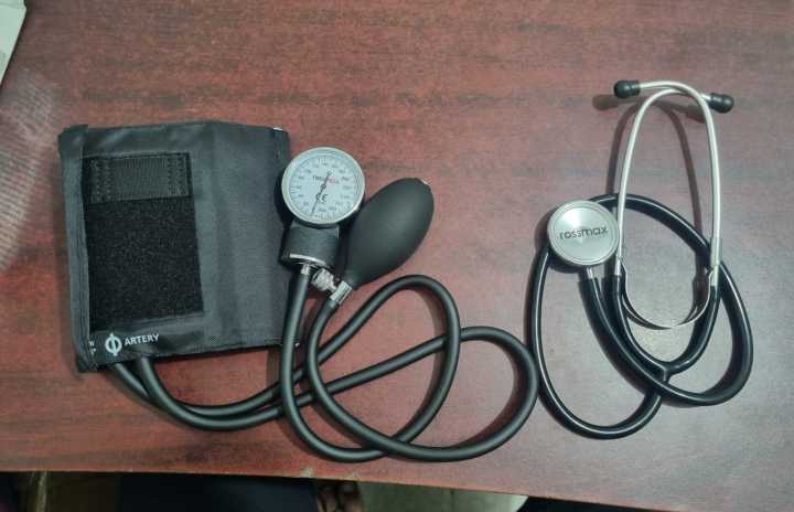 Rossmax%20Analog%20Blood%20Pressure%20Machine%20&%20Stethoscope%20Set%20-%20Image%202