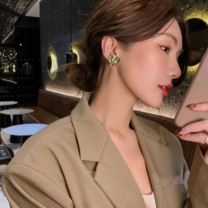 Korean%20Design%20Sense%20Concave%20Convex%20Uneven%20Gold%20Heart%20Clip%20on%20Earrings%20Fashion%20Unusual%20Accessories%20for%20Women's%20Party%20Jewelry%20-%20Image%203