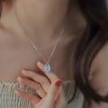 Fashion Simple Firefly Moonlight Stone Pendant Necklaces for Women Pretty Alloy Jewelry Gifts for Girls.