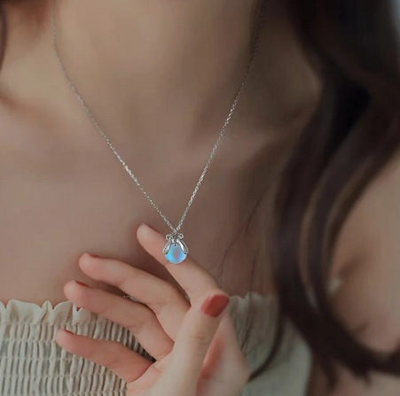 Fashion Simple Firefly Moonlight Stone Pendant Necklaces for Women Pretty Alloy Jewelry Gifts for Girls