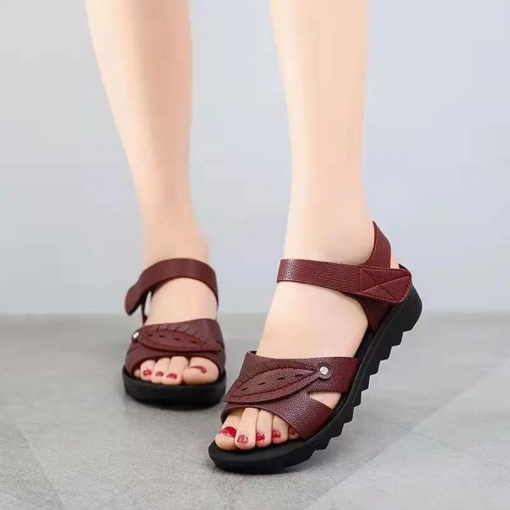Summer%20women's%20beach%20shoes,%20mom%20sandals,%20waterproof%20soft%20soles,%20hole%20shoes,%20comfortable%20casual%20granny%20shoes%20for%20middle-aged%20and%20elderly%20people%20-%20Image%204