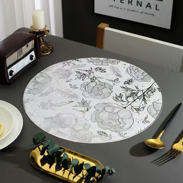 Golden%20Flower%20Placemat%20%7C%20Round%20PVC%20Dining%20Mat%20%7C%20Heat-Resistant%20Table%20Pad%20%7C%20Non-Slip%20Table%20Protector%20%7C%20Washable%20Decorative%20Placemat%20%7C%20Elegant%20Wedding%20Tableware%20%7C%20Festival%20Dining%20Table%20Mat%20%7C%20Luxury%20Gold%20Table%20Decor%20%7C%20%20Model%20PM%201001%20by%20Pizeon%20Luxury%20Linens%20-%20Image%204