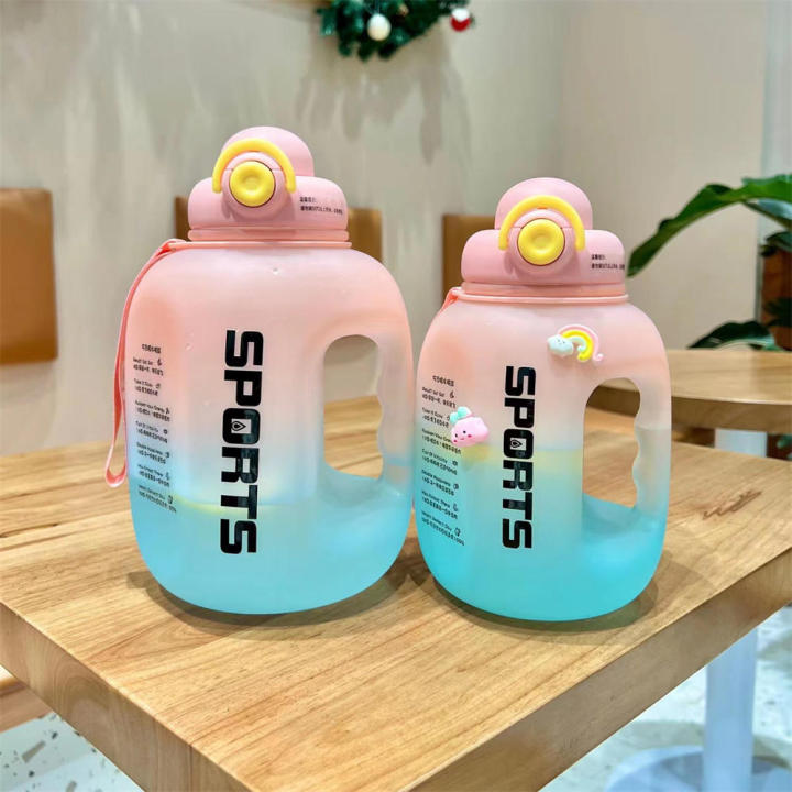 1.6/2L%20Large%20Capacity%20Plastic%20Water%20Bottle%20with%20Straw%20Portable%20Travel%20Bottles%20Training%20Sport%20Fitness%20Cup%20Students%20Outdoor%20Leakproof%20Drinking%20Bottles%20-%20Image%205