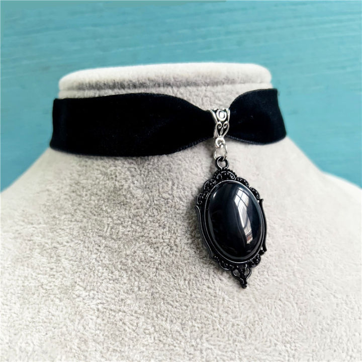 Gothic%20Vampire%20Pendant%20Choker%20Necklace%20Red%20Crystal%20Velvet%20Chain%20for%20Women%20and%20Girls%20-%20Image%206