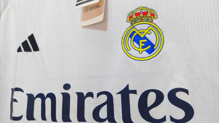 Football%20club%20Real%20Madrid%20Home%20Full%20Sleeve%20Jersey%202023-24%20season%20-%20Club%20Sports%20-%20Image%203