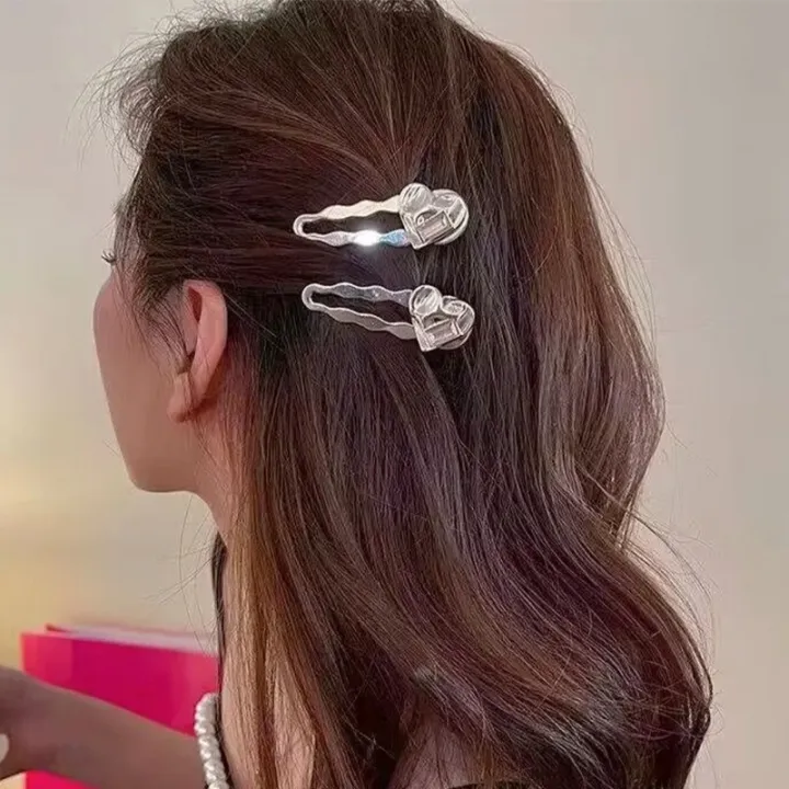 Y2K%20Exquisite%20Elegant%20Metal%20Wave%20Duckbill%20Hair%20Clips/%20Versatile%20Pink%20Heart%20Rhinestone%20Side%20Bangs%20Hair%20Ornament%20-%20Image%202