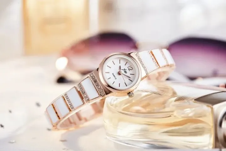 Inspired%20by%20current%20Elegant%20Stylish%202025%20hot%20lady%20watch%20-%20-%20Image%203